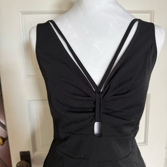 Chic Black Sleeveless Wide-Leg Jumpsuit – Size M - Picture 4 of 9